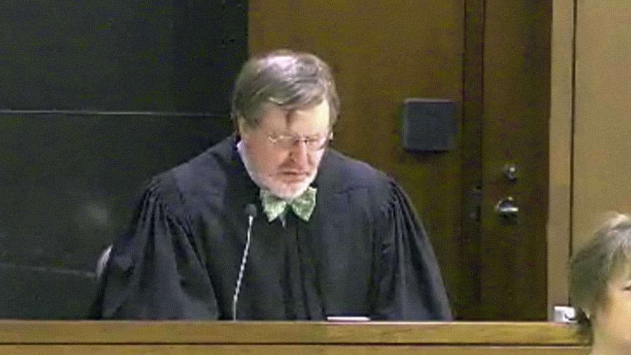 <b>Día 15/ Febrero 3.</b>
<a href="http://www.univision.com/noticias/politica/trump-dice-que-el-juez-que-suspendio-su-veto-migratorio-tendra-la-culpa-si-pasa-algo">El juez federal James Robart bloqueó provisionalmente,</a> mientras revisaba el fondo del caso, el veto que desde el 27 de enero impedía temporalmente la entrada al país de los refugiados de todo el mundo y de los ciudadanos de Libia, Sudán, Somalia, Siria, Irak, Irán y Yemen.