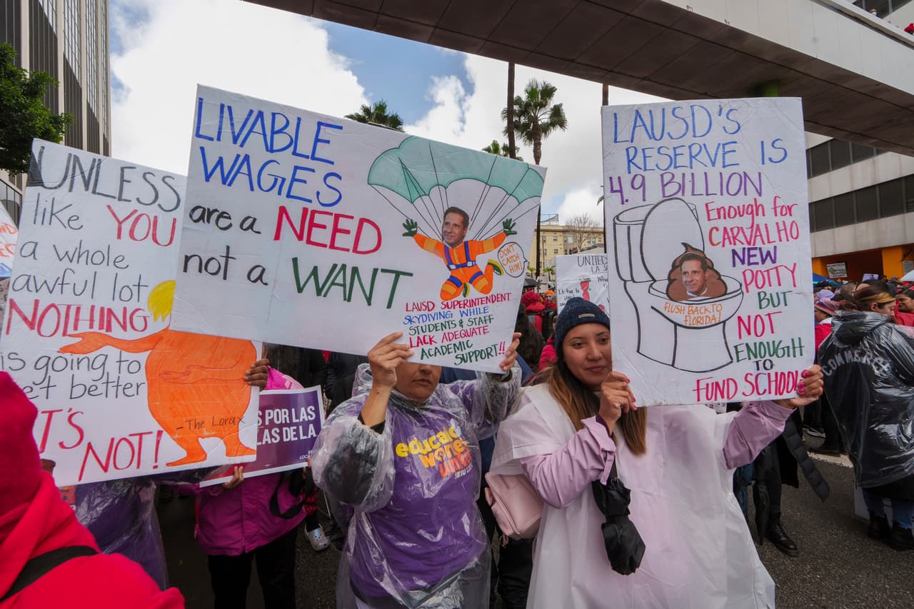 LAUSD intenta evitar la huelga que paralizaría 1,302 escuelas: falta acuerdo con SEIU-Local 99