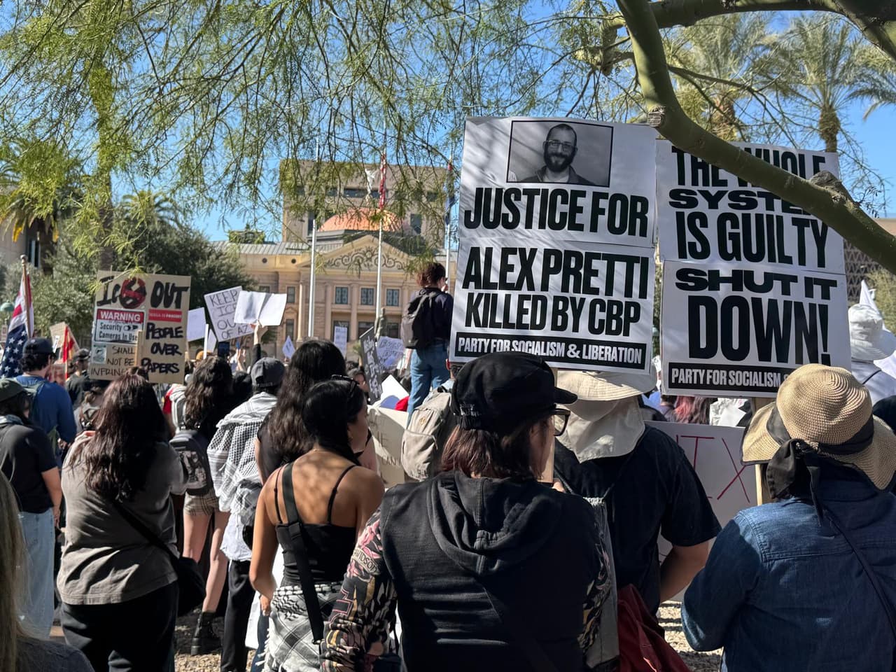 Además de
<b> rechazar la presencia de ICE y los operativos federales</b> en el estado, los manifestantes también recordaron a
<b><a href="https://www.univision.com/noticias/estados-unidos/abren-investigacion-federal-por-muerte-de-alex-pretti-involucran-al-fbi-en-el-caso" target="_blank">Alex Pretti</a></b>.