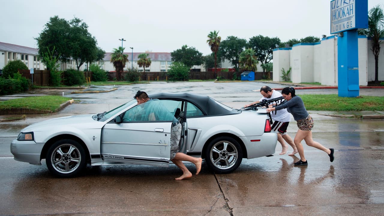 <b>3. Jamás trates de encender el motor de un automóvil inundado</b>: Empuja o remolca tu vehículo si es necesario moverlo de lugar.
<br>
<br>AAA recomienda que nunca trates de encender el motor de un automóvil que fue inundado. El motor de un vehículo inundado debe ser revisado antes de ser puesto en funcionamiento. Un técnico especializado podrá determinar si el agua entró en el motor y secará debidamente sus componentes más susceptibles.