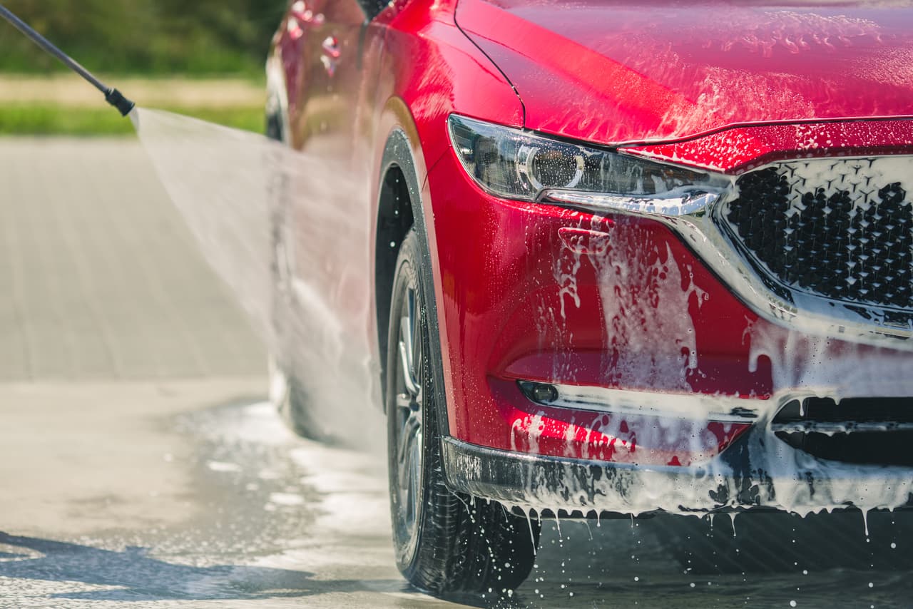 <ul>
<li>Lava el exterior y aspira el interior cada dos semanas. No es necesario que sea una limpieza profunda, pues con constancia, hasta el más mínimo esfuerzo da buenos resultados.</li>
</ul>