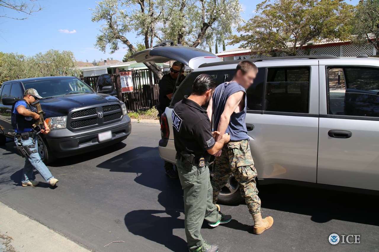 Si no eres un ciudadano estadounidense y un agente de inmigración pide tus documentos, debes mostrárselos si los tienes. Si eres mayor de 18 años de edad, lleva tus documentos migratorios contigo en todo momento. Si no tienes tus documentos migratorios, di que desea derecho a permanecer en silencio.