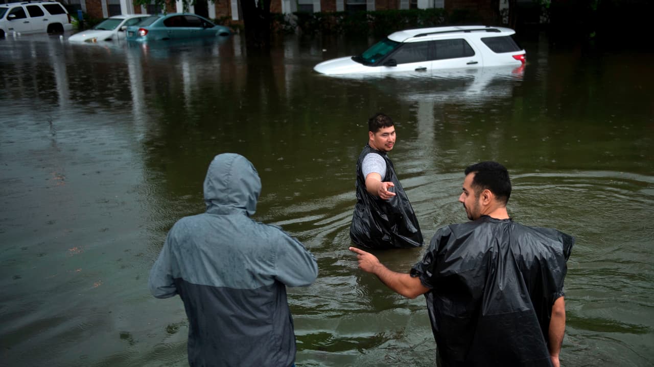 <b>6. No dejes tu automóvil inundado desatendido por mucho tiempo</b>: Comenzar a secar tu automóvil inundado lo más rápido posible. Este consejo es particularmente importante en las zonas costeras donde las inundaciones pueden haber contando con un porcentaje alto de agua de mar, la cual es muchísimo más corrosiva que el agua de lluvia.