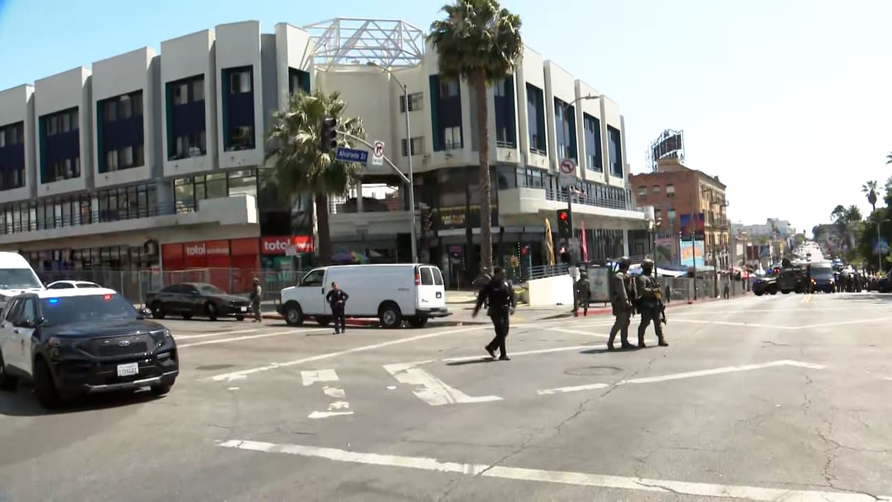La declaración jurada citada en el expediente señala a Mallaly Moreno-Lopez, de 31 años, y a Jackson Tarfur, de 28, como quienes “sirven como, si no la, una de las principales fuentes de suministro de fentanilo en polvo y metanfetamina” distribuida en el corredor de Alvarado y MacArthur Park, “en general en nombre de la 18th Street Gang”. El documento añade que ambos habrían entregado drogas para su almacenamiento en comercios y posterior distribución a vendedores callejeros.