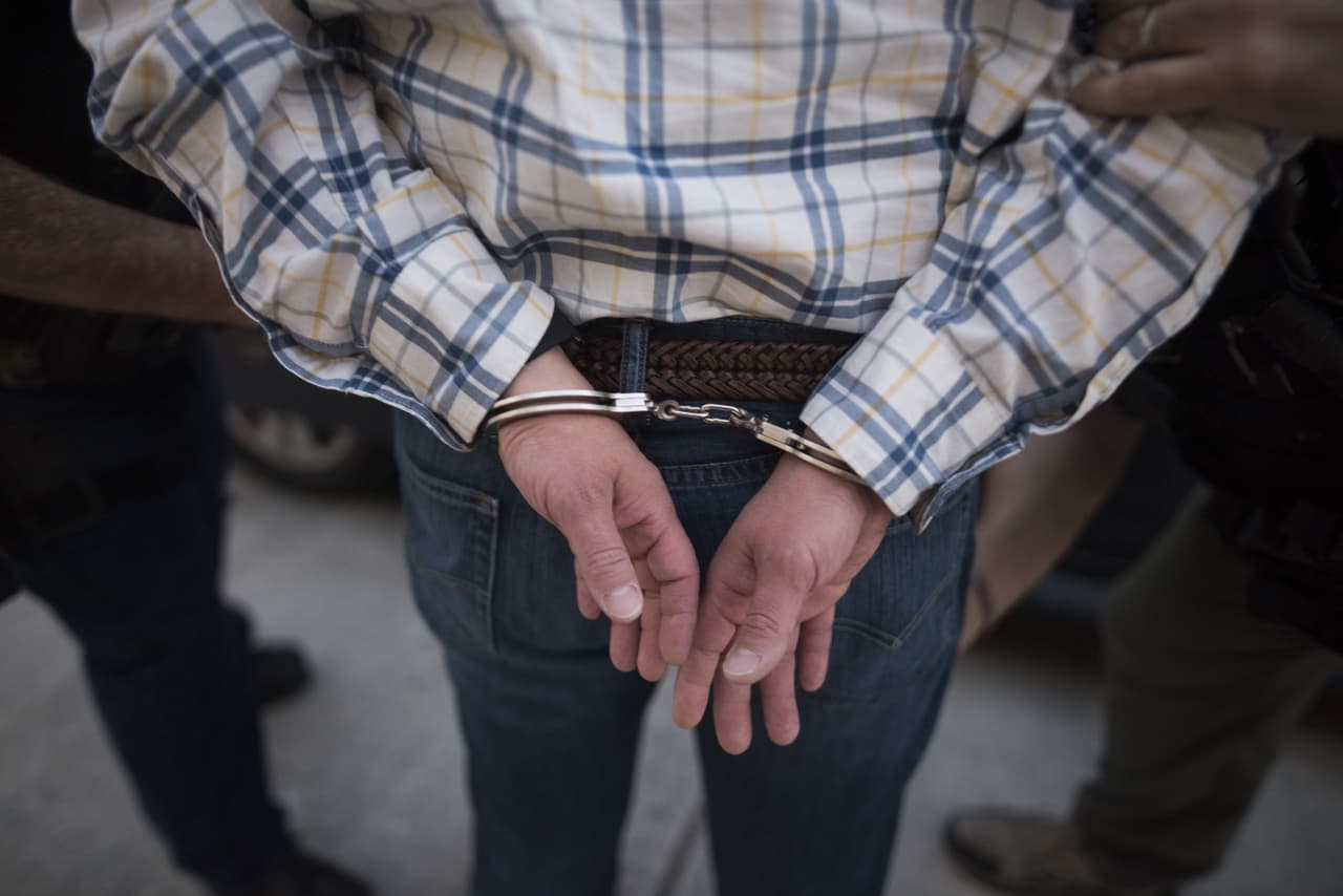 Si eres mayor de 18 años, lleva tus documentos de inmigración contigo en todo momento. Si no tienes documentos de inmigración, di que quieres permanecer en silencio o que deseas consultar a un abogado/a antes de responder cualquier pregunta.