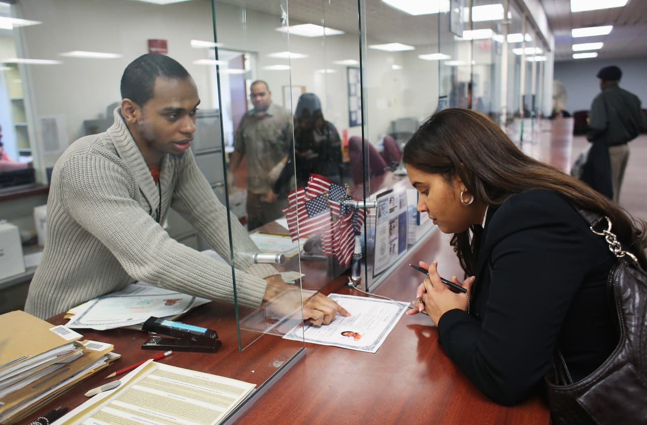 Respondemos tus preguntas: Ajuste de estatus por medio de una petición familiar I-130