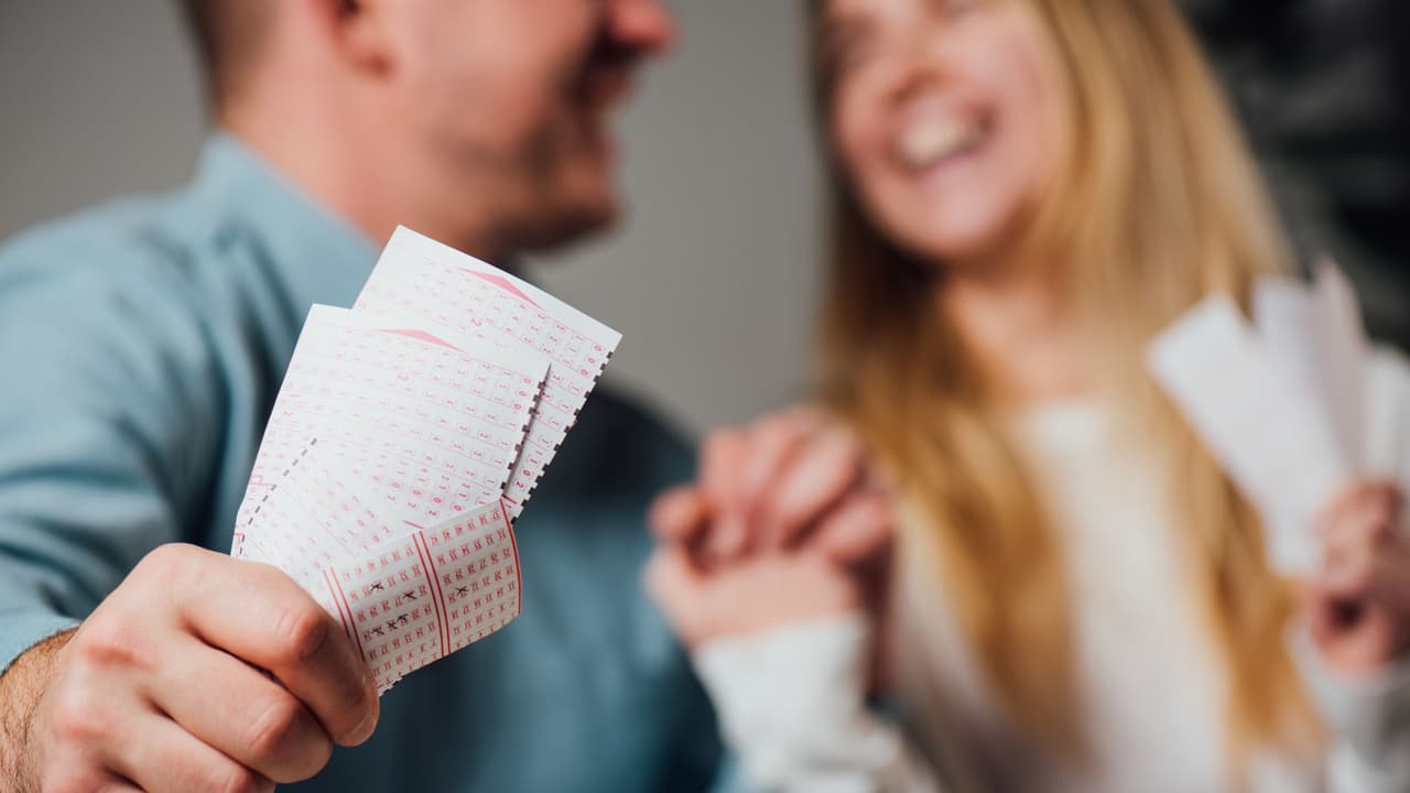 Residente del norte de Texas gana $41 millones tras 30 años comprando boletos de lotería