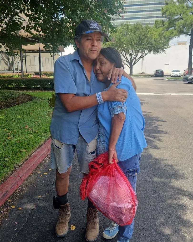 La importancia de José Trinidad radica en que viajaba dentro de la camioneta conducida por
<a href="https://www.univision.com/local/houston-kxln/lorenzo-salgado-araujo-nueva-version-tiroteo-abatido-agentes-ice-houston-texas">Lorenzo Salgado cuando ocurrió el tiroteo</a>. Su versión contradice directamente la explicación oficial ofrecida por el Departamento de Seguridad Nacional. Mientras las autoridades sostienen que Salgado intentó utilizar el vehículo para atropellar a un agente federal, Rojas Pliego declaró que ningún oficial se encontraba frente a la camioneta cuando se realizaron los disparos. Según documentos judiciales, calificó la versión gubernamental como falsa. Su testimonio, junto con el de otros pasajeros, se ha convertido en una de las piezas centrales para determinar qué sucedió durante el operativo y si el uso de la fuerza por parte del agente estuvo justificado.
