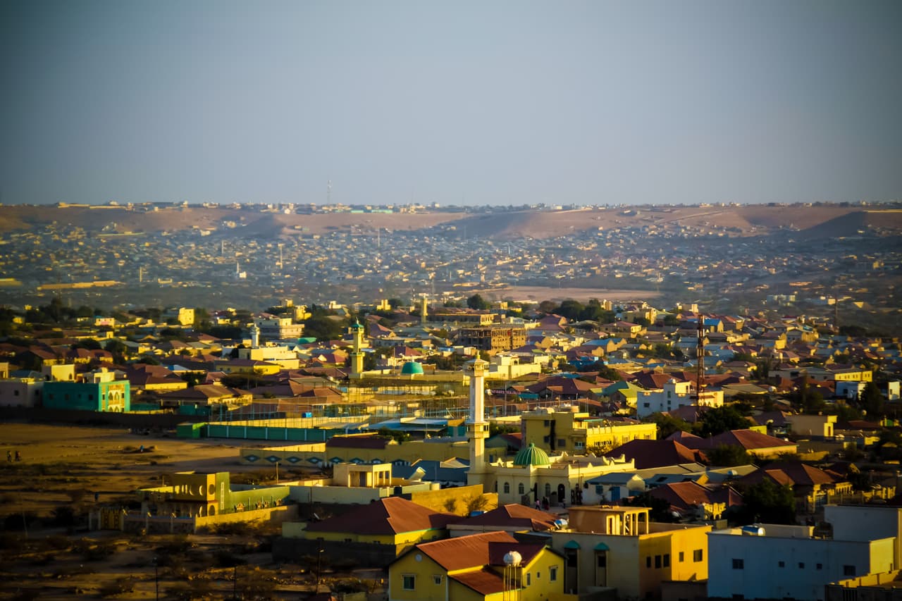 <h3 class="cms-H3-H3">13. Somalia</h3>
<br>
<br>🛫
<b>Factores de riesgo: </b>crimen, terrorismo, inestabilidad social, enfermedades, secuestro y piratería.
<br>
<br>🛫
<b>Advertencia más reciente del Departamento de Estado: </b>19 de abril de 2022.
<br>