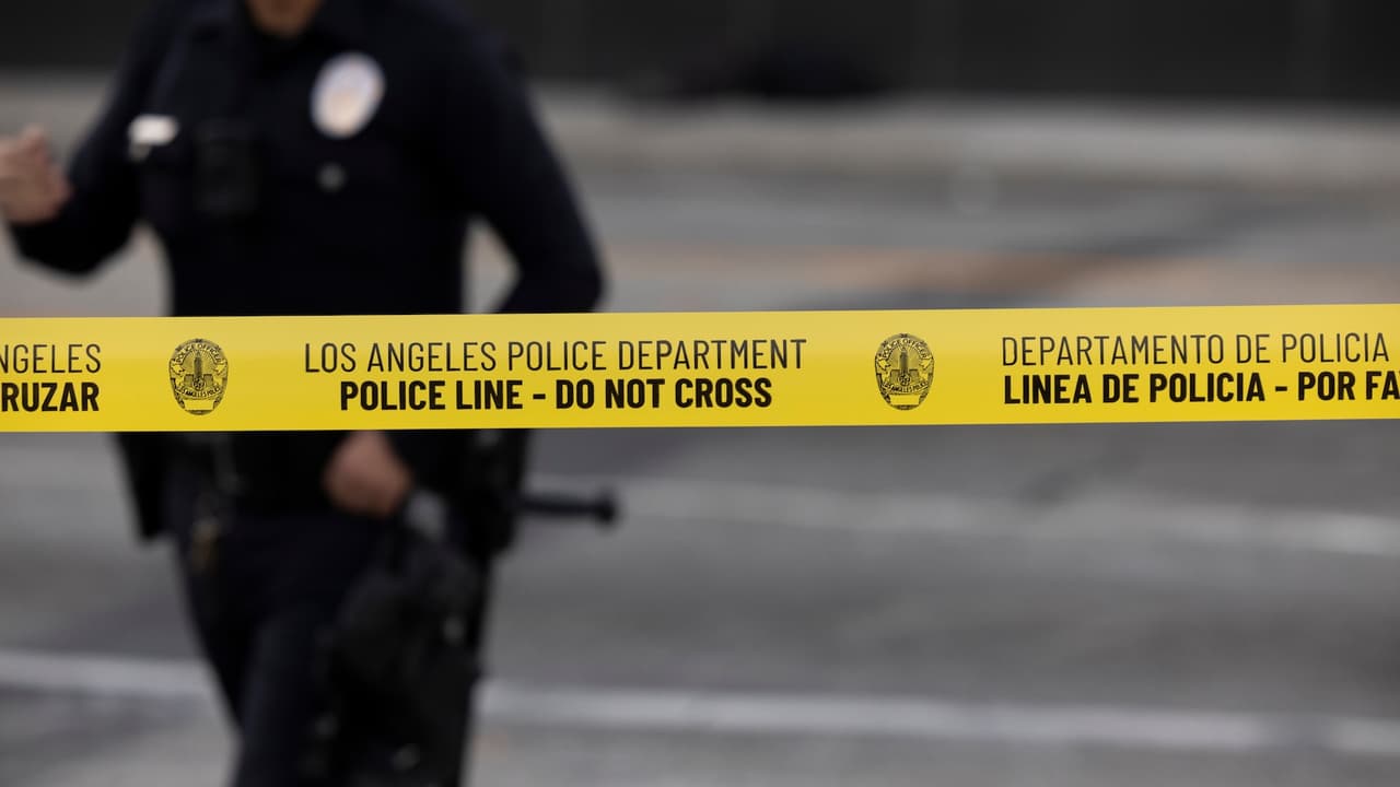 Hombre y bebé de 1 año mueren tras choque en Playa del Rey; buscan al conductor