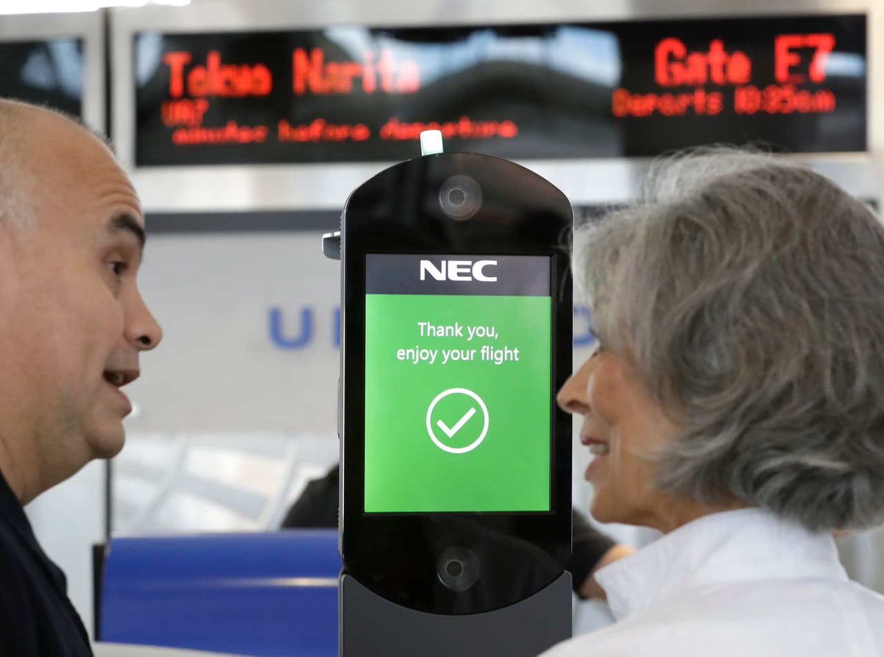 Recibir un documento de permiso adelantado no evita la determinación de abandono del cambio de estatus o solicitud de extensión de estadía. Una vez regreses a Estados Unidos,
<a href="https://www.univision.com/local/atlanta-wuvg/inmigracion-al-dia-errores-en-documentos-oficiales-podrian-afectarte-al-viajar-video" target="_blank">es probable que se te niegue la admisión si tu actual estatus ha expirado</a>.