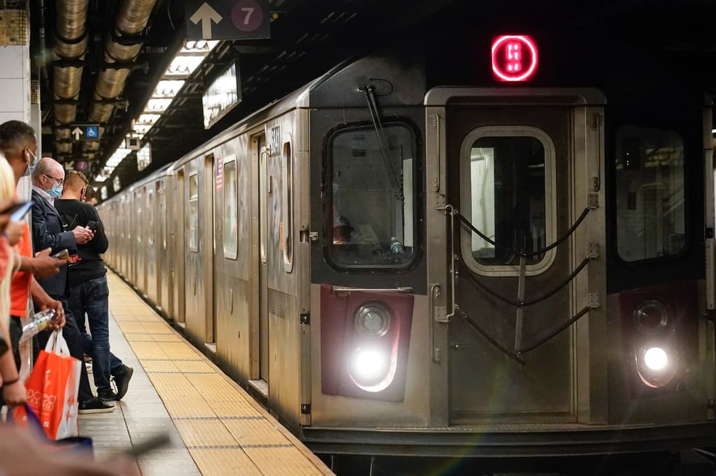 El Inspector General Daniel Cort dijo que los guardias fueron contratados para
<a href="https://www.univision.com/local/nueva-york-wxtv/evasion-de-tarifas-en-el-metro-de-nueva-york-representa-problema-millonario">evitar evasiones</a> y brindar seguridad a los usuarios.
<br>
