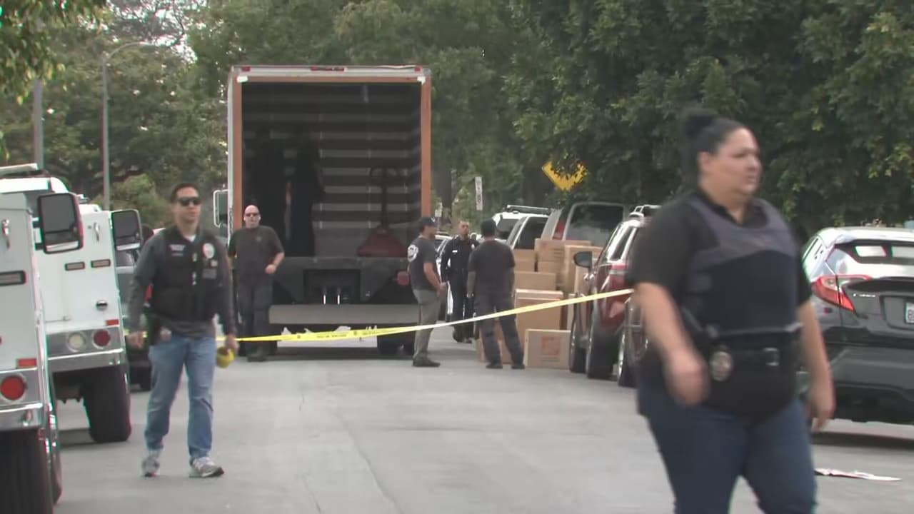 Señaló que no se sabe qué puede haber en las casas vecinas y que la situación podía ser extremadamente peligrosa, por lo que tomaron todas las precauciones y se aseguraron de que fuera seguro estabilizarlos antes de trasladarlos.