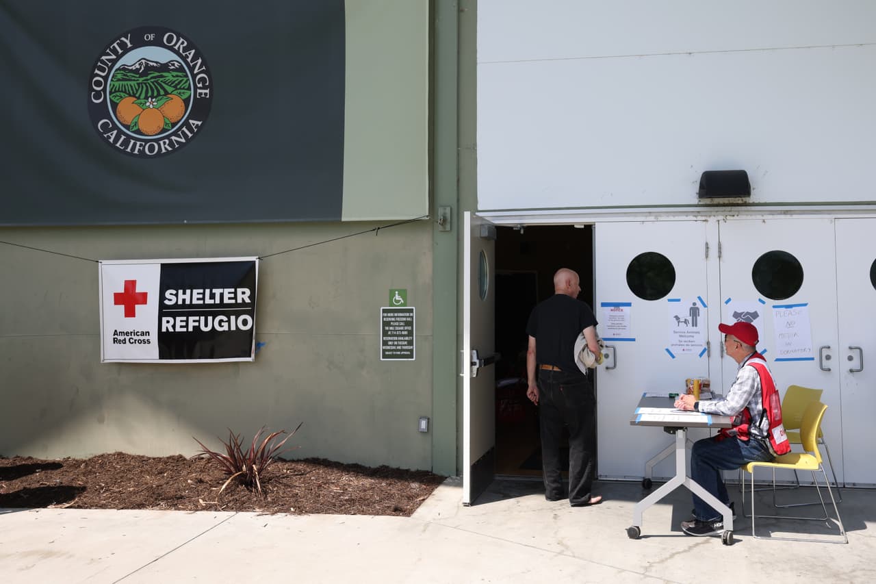 Varias personas llegan a Freedom Hall, un centro de evacuación en Fountain Valley, California, el sábado 23 de mayo de 2026.