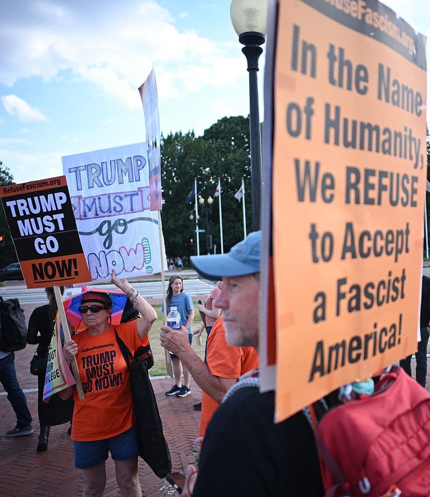 Para los simpatizantes del Movimiento 50501, es imperativo combatir el fascismo o
<b><a href="https://www.univision.com/noticias/america-latina/bukele-paso-presidente-millenial-dictador-escalada-represiva-salvador" target="_blank">una dictadura</a></b> en Estados Unidos.