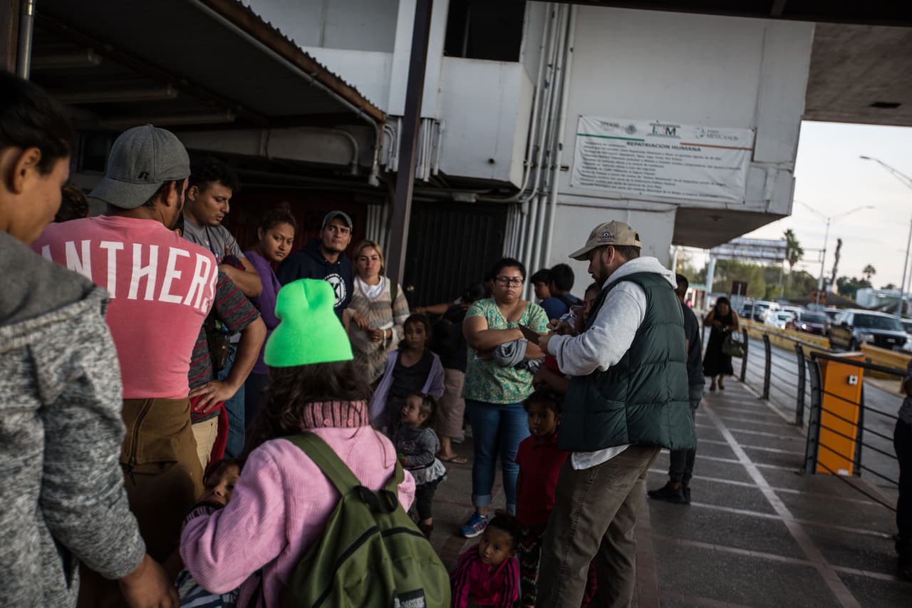 "Cuando trabajaba en ICE era consciente de que había una parte del trabajo que era horrible. ¿Sabes? estás ahí a veces expulsando del país a migrantes trabajadores por un tecnicismo", reconoce Newman.
<br>