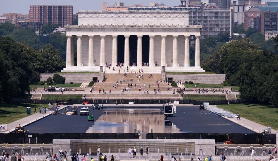 El estanque reflectante, que tiene más de 610 metros (2.000 pies) de largo, fue construido en la década de 1920. Se ubica entre el Monumento a Lincoln y el Monumento a Washington y es uno de los lugares más emblemáticos de Washington