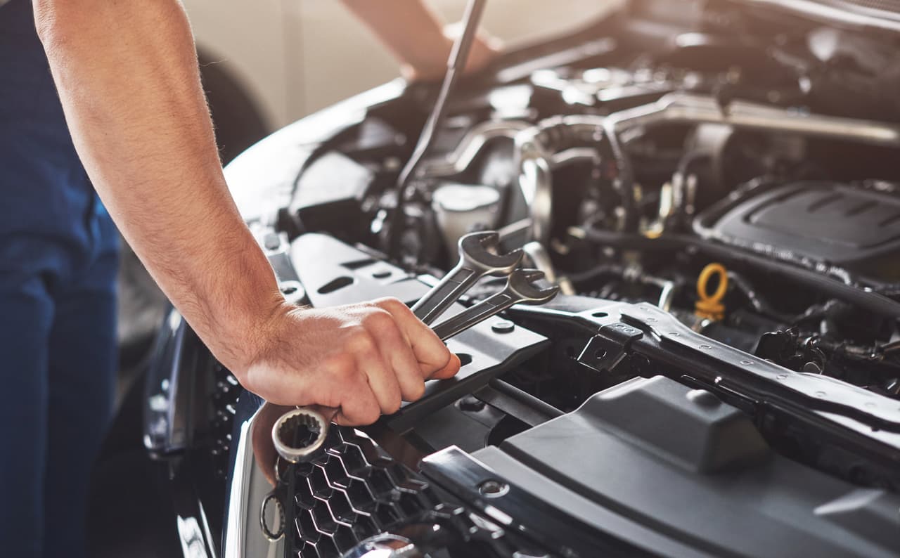<b>Cumple con el mantenimiento de tu carro.</b> Porque de nada sirve poner en práctica otros consejos si tu carro está en mal estado. Si realizas la afinación, cambio de aceite y filtros en los tiempos recomendados, la salud de tu motor será buena y no consumirá más combustible del necesario. Lo mínimo que puedes hacer cada semana es revisar los neumáticos, ya que si la presión de estos está baja hay un impacto directo en la eficiencia de combustible del carro.