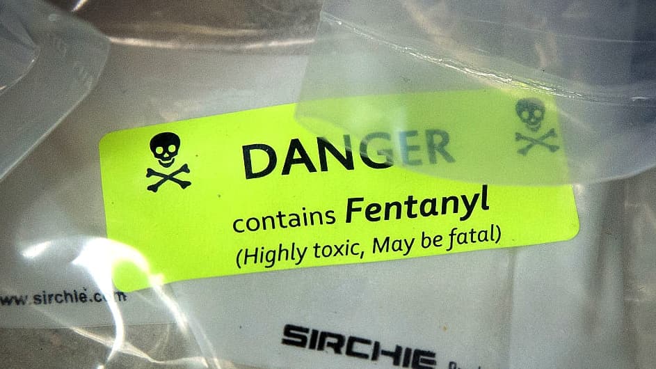 "Peligro. Altamente tóxico y potencialmente mortal", así describen esta sustancia las autoridades. Se trata del fentanilo, un opioide sintético que es 50 veces
<b>más potente que la heroína</b> y 100 veces más que la morfina.