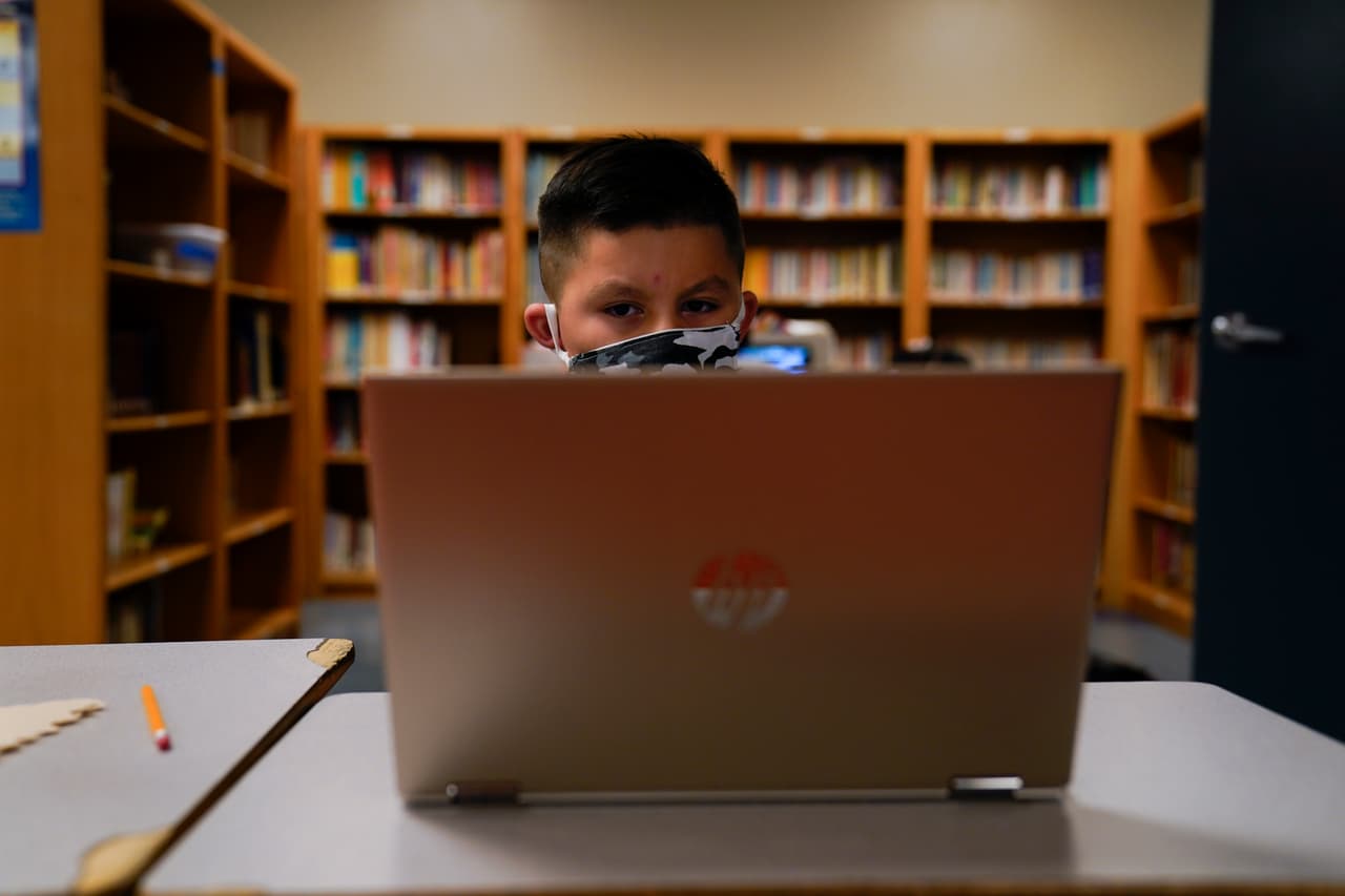 Corte Suprema de California rechaza clases en persona para aprendices de inglés del LAUSD