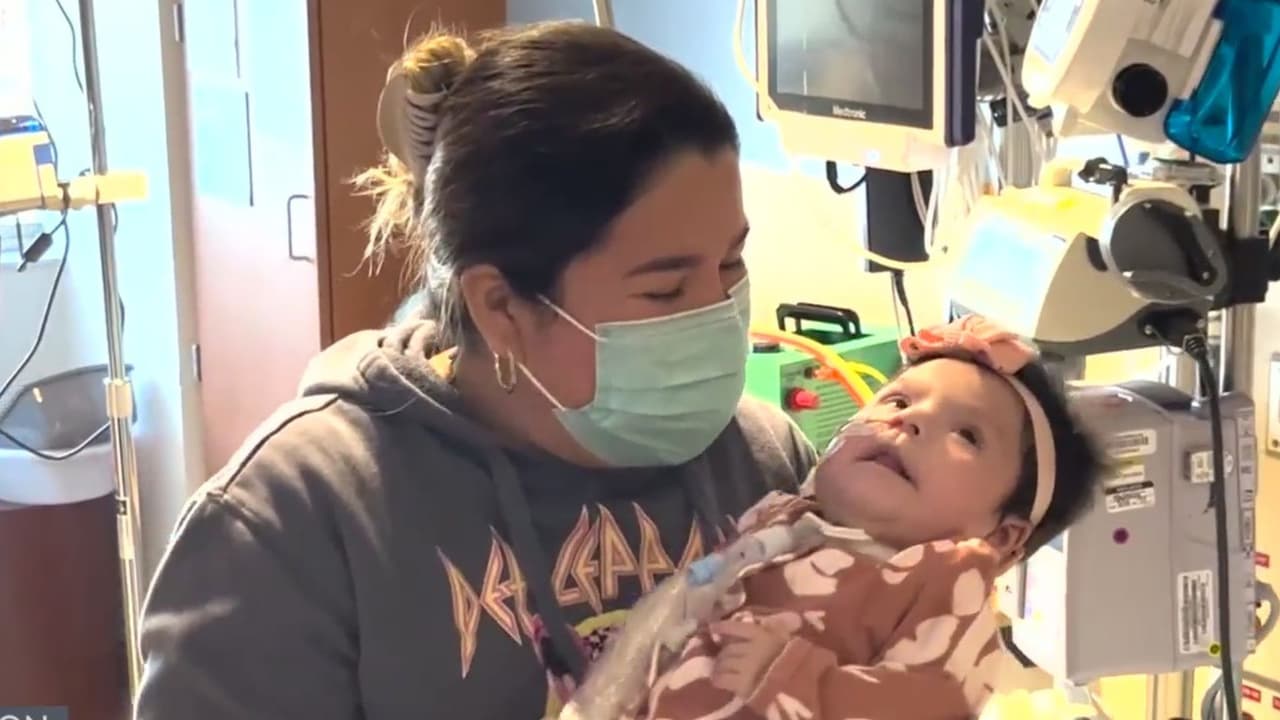 Abraza a su bebé recién nacida tras meses de permanecer internada por una condición cardiaca