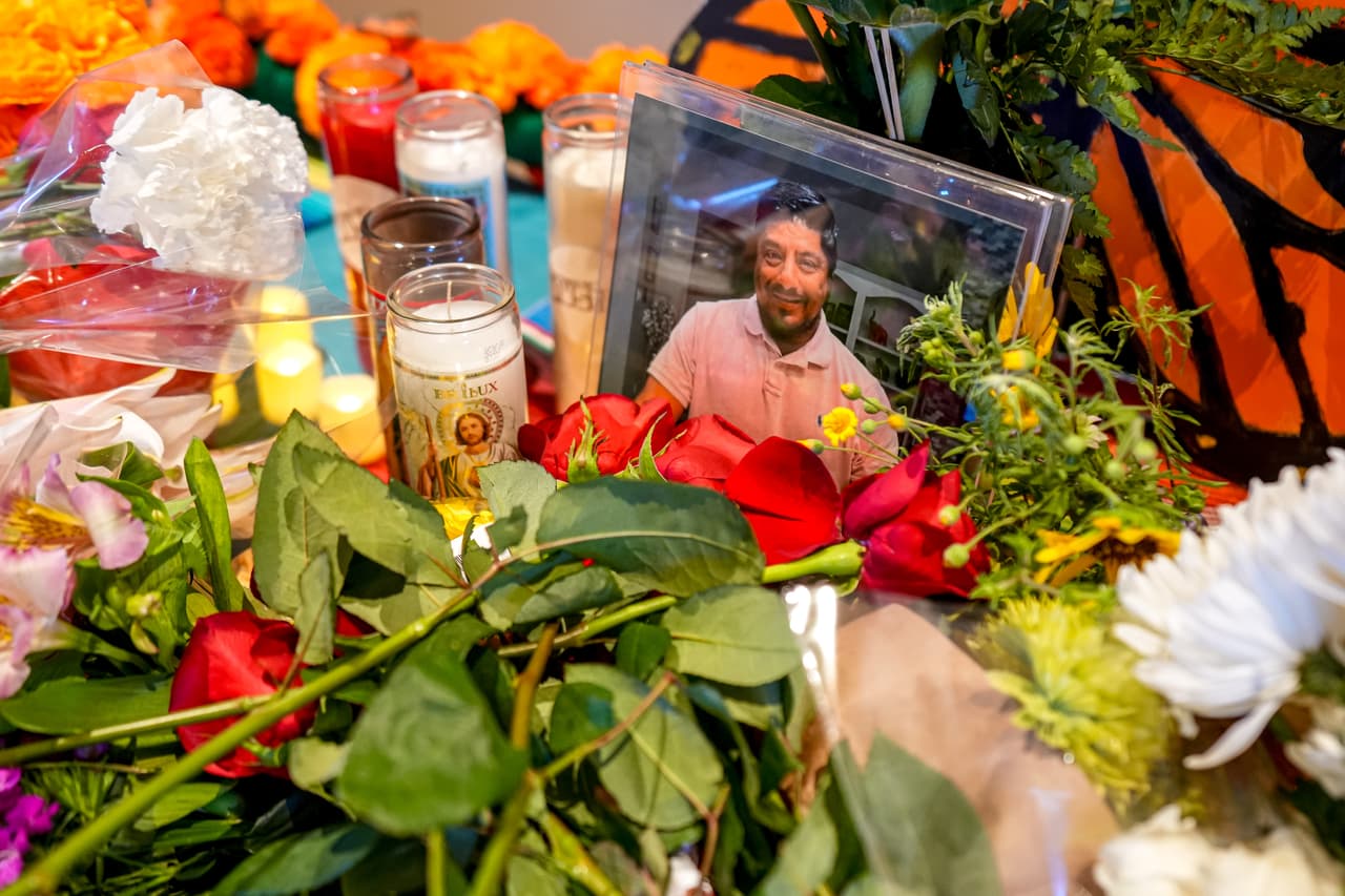 La muerte de
<a href="https://www.univision.com/local/houston-kxln/clamor-victor-hugo-hermano-lorenzo-salgado-desangrarse-balazo-ice-houston">Lorenzo Salgado</a> desencadenó manifestaciones en Houston y una fuerte movilización comunitaria. Familiares, organizaciones civiles y líderes locales han exigido que las autoridades federales entreguen información completa sobre el operativo, identifiquen al agente involucrado y permitan una revisión independiente de las pruebas. Además, legisladores y funcionarios locales han expresado preocupación por la detención de testigos que podrían aportar información relevante para esclarecer los hechos. Las protestas se han mantenido durante semanas y han coincidido con audiencias públicas, acciones legales y solicitudes de transparencia. La liberación de José Trinidad es vista por muchos defensores como un avance en la búsqueda de respuestas, aunque el caso sigue bajo investigación y aún quedan interrogantes sin resolver.
