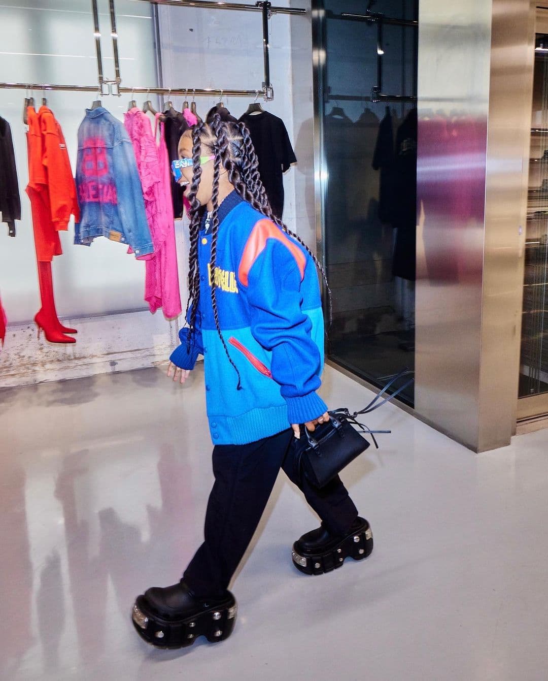 Se trata de unos Crocs de colección en conjunto con Balenciaga, los cuales tienen plataforma y detalles metálicos.
<br>