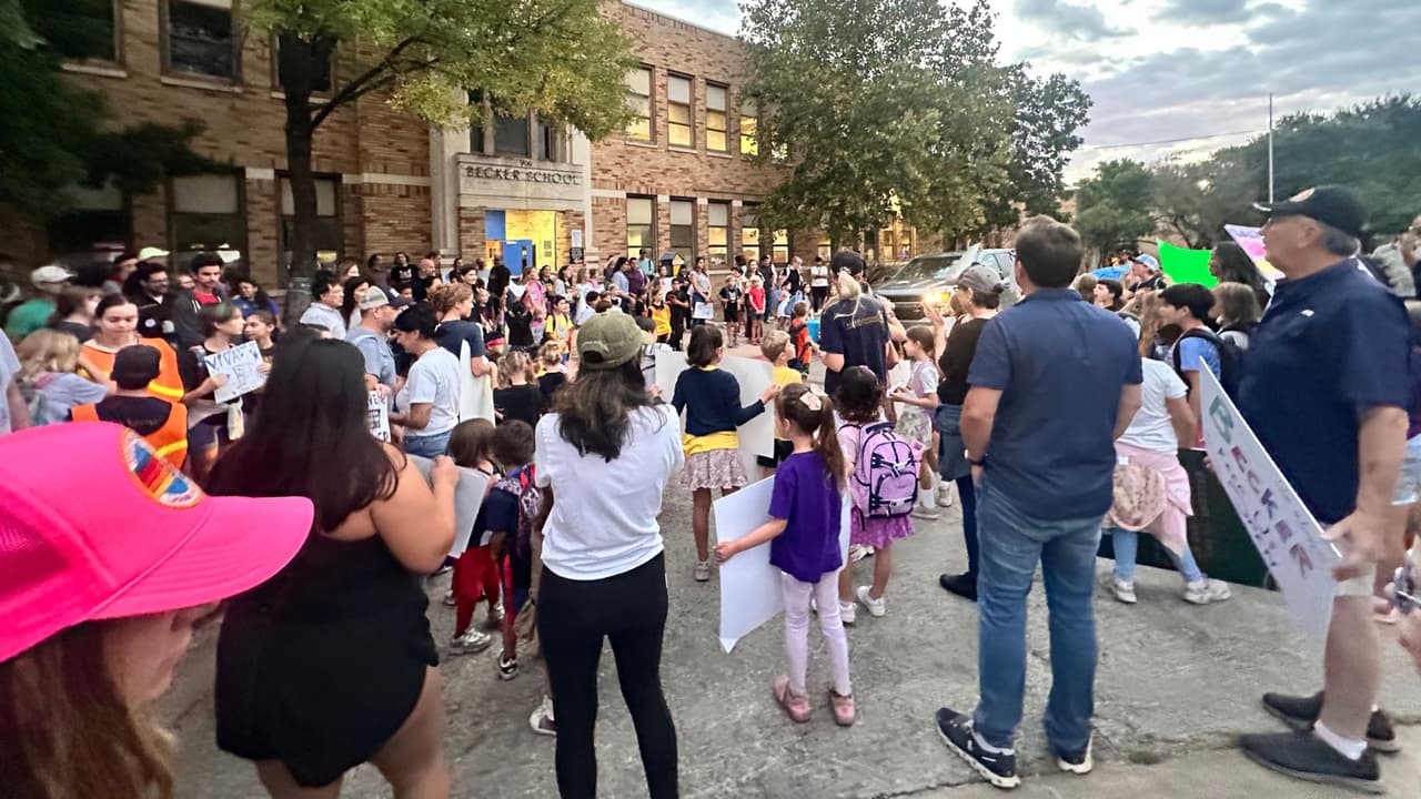 Estudiantes y padres de familia exigen con protesta no cerrar esta escuela de Austin ISD