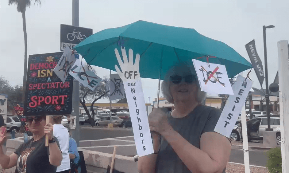 A
<b>las pancartas y los gritos de los asistentes</b>, se sumaban algunos automovilistas tocando la bocina cuando pasaban por el sitio de la movilización.