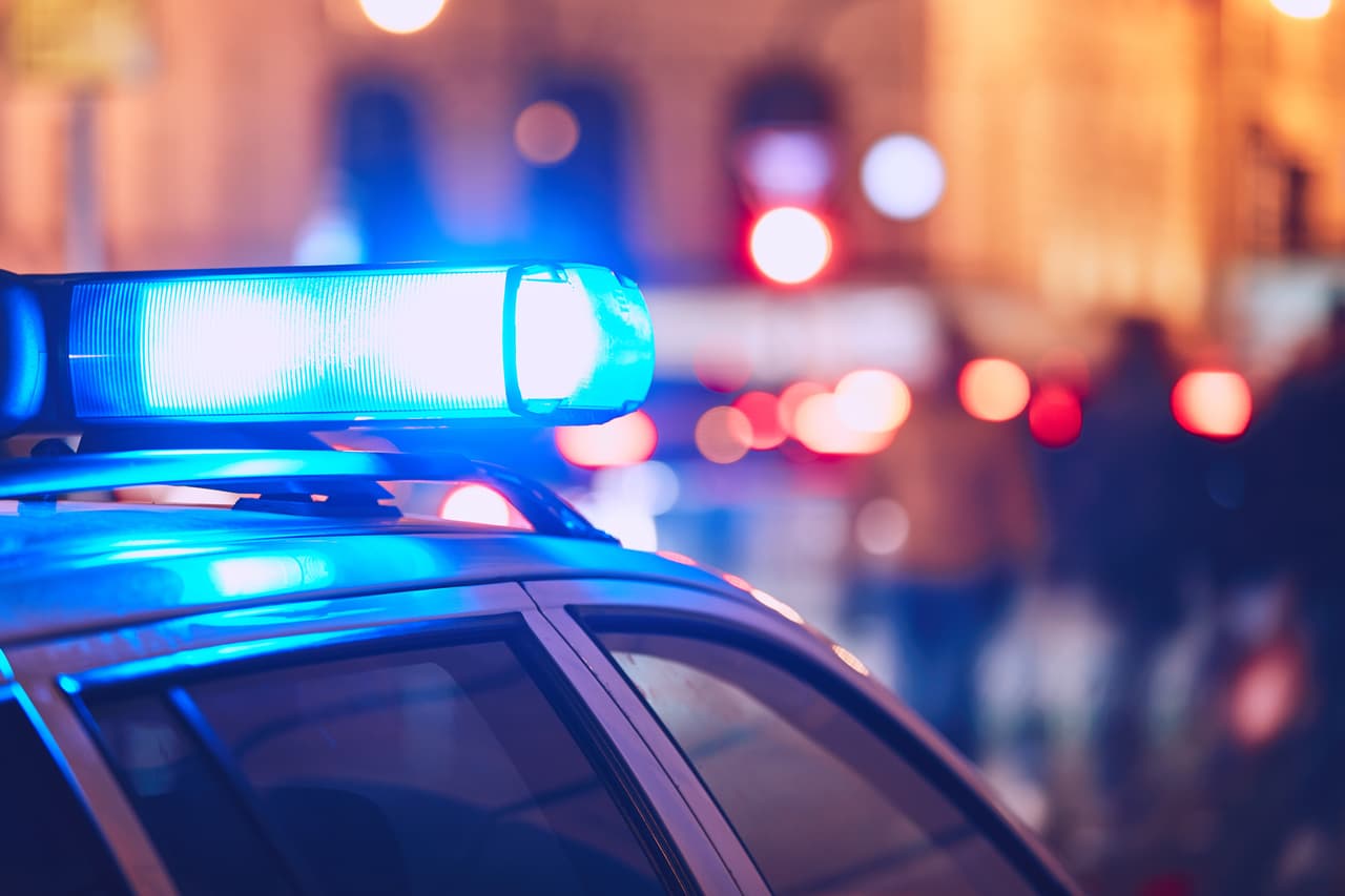 Un hombre demanda a la policía tras ser acusado del homicidio de su esposa al impedirle conducir en estado de ebriedad