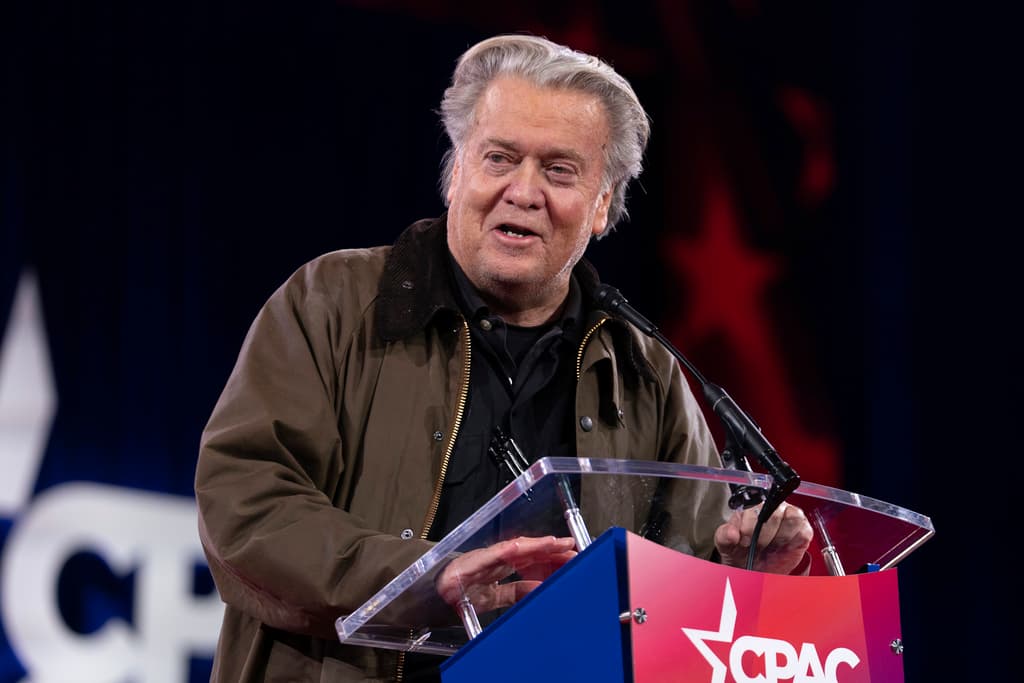 Steve Bannon dice que ya "hay un plan" para que Donald Trump siga como presidente en 2028 (aunque lo prohíbe la Constitución)