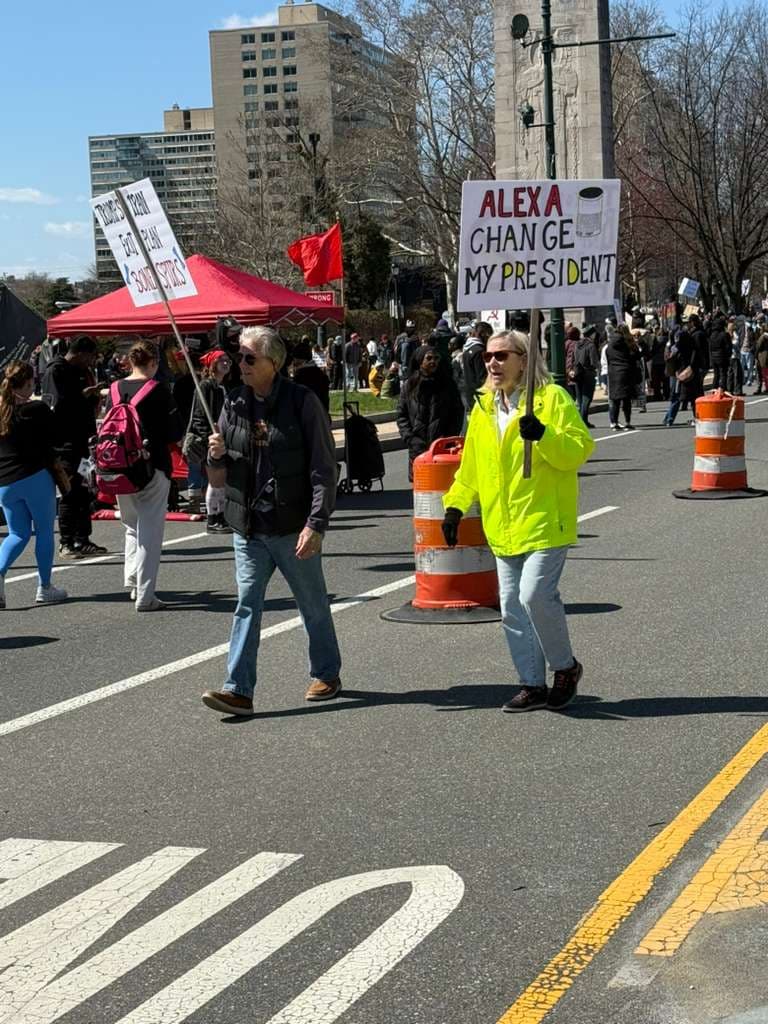 Claro que el humor no podía faltar, carteles chuscos se vieron en la marcha, como uno que decía: “Alexa cambia a mi presidente”, haciendo referencia a las peticiones que se le hacen a la popular bocina inteligente que funciona por voz.
