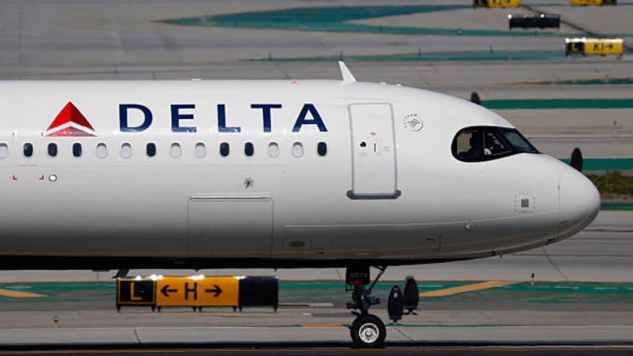 Trabajador de Delta muere tras choque de vehículo en aeropuerto de Orlando