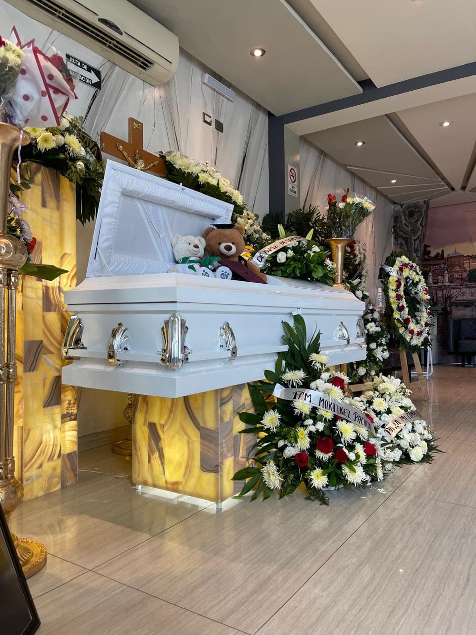 La historia de Kevin ha conmovido a muchas personas. La Funeraria Vizcaya en Durango, al enterarse del fallecimiento, ofreció a la familia el servicio
<b>de manera gratuita: el ataúd, la camilla y el servicio de inhumación, como forma de acompañarlos en todo lo que han atravesado.</b>