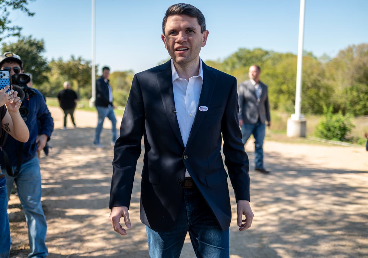 Talarico, quien se enfrenta al republicano Ken Paxton por el mismo escaño hizo fila en la casilla, en donde convivió con algunos votantes que también esperaban para emitir su voto.