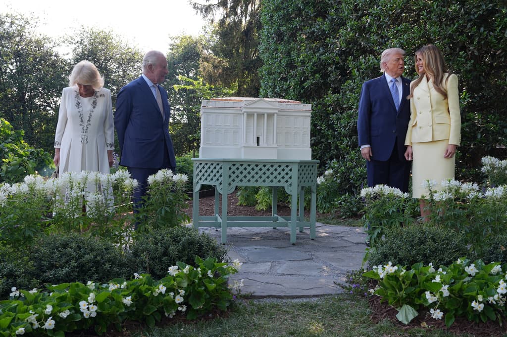 Después de tomar el te, el matrimonio Trump invitó a los reyes Carlos III y Camila a observar
<b>la renovada colmena de la Casa Blanca, en el Jardín Sur.</b>
<br>
<b><a href="https://www.univision.com/famosos/camilla-parker-exalta-a-las-abejas-en-su-dia-ignorando-al-temido-avispon-asiatico-video" target="_blank">Los reyes de Reino Unido tienen colmenas</a></b> en el palacio de Buckingham, así como en sus residencias privadas, Highgrove House y Ray Mill.