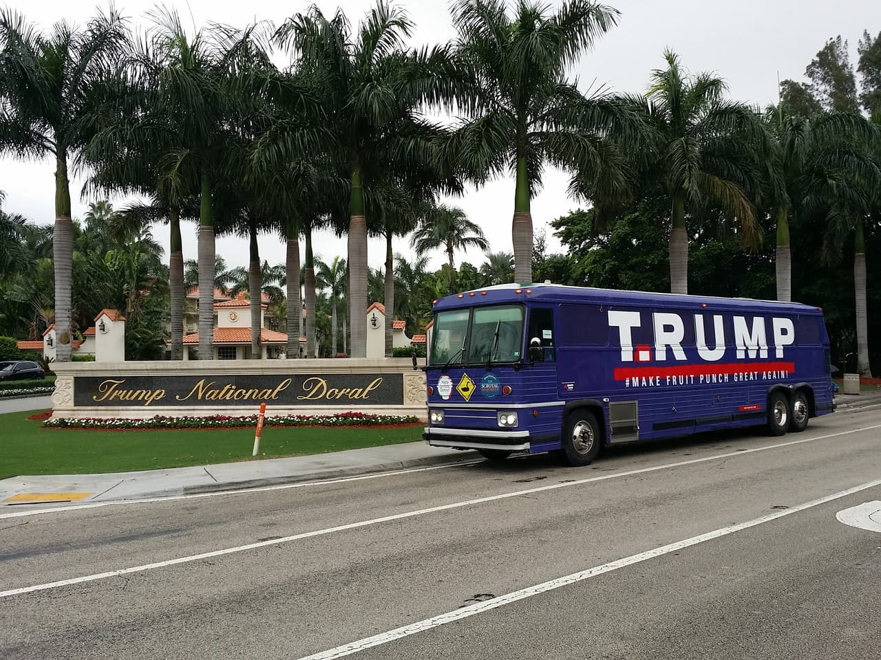 Subastan el autobús anti-Trump entre quienes fueron "amenazados" por el presidente electo