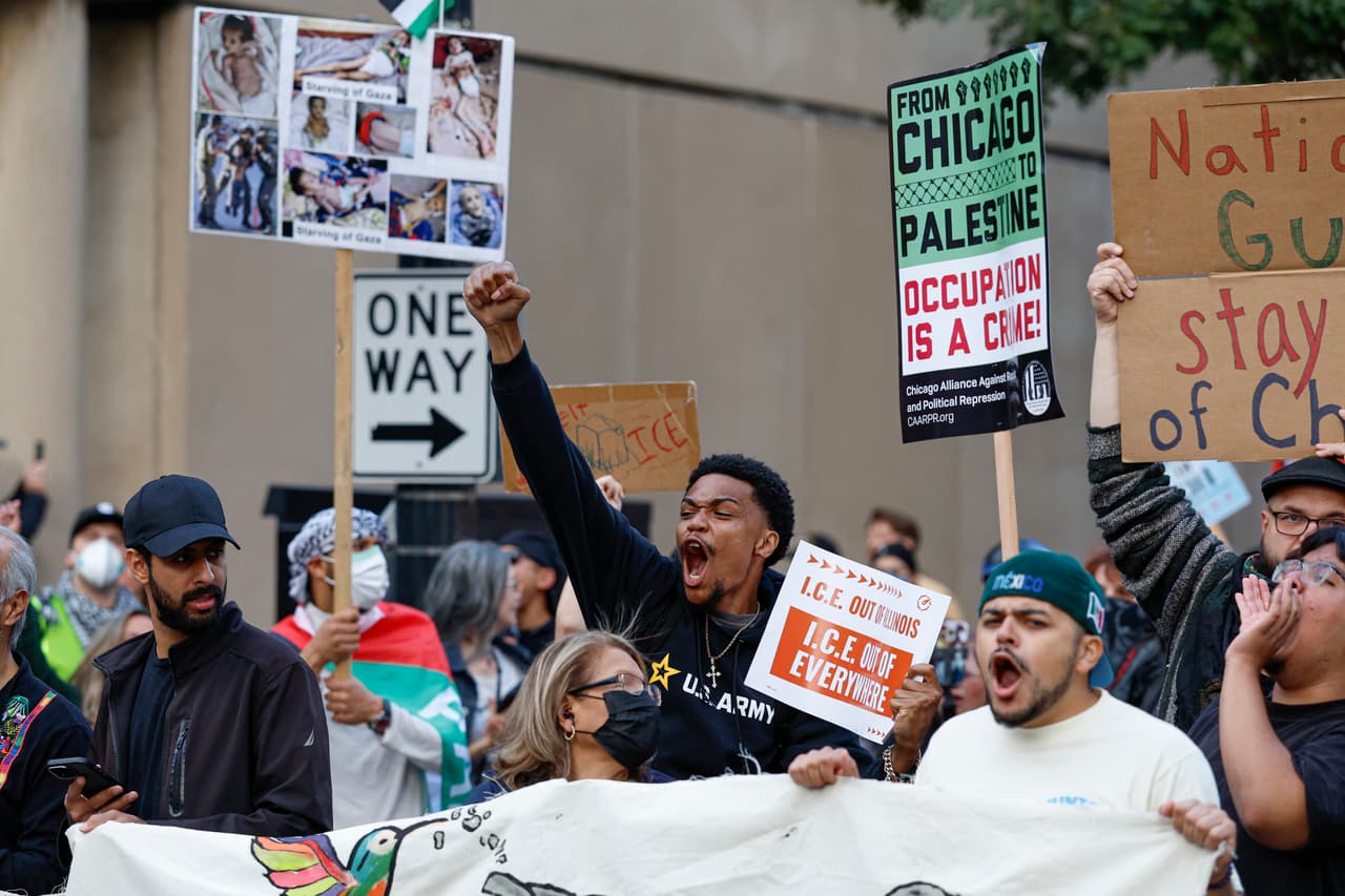 La protesta se desarrolló de manera pacífica y diversa, con la participación de jóvenes, adultos mayores y familias enteras. Bajo el lema “No Represión Federal en Chicago”, los manifestantes dejaron clara su preocupación por la posible llegada de 300 agentes federales, resaltando que la unidad y la organización son la mejor defensa de la comunidad.