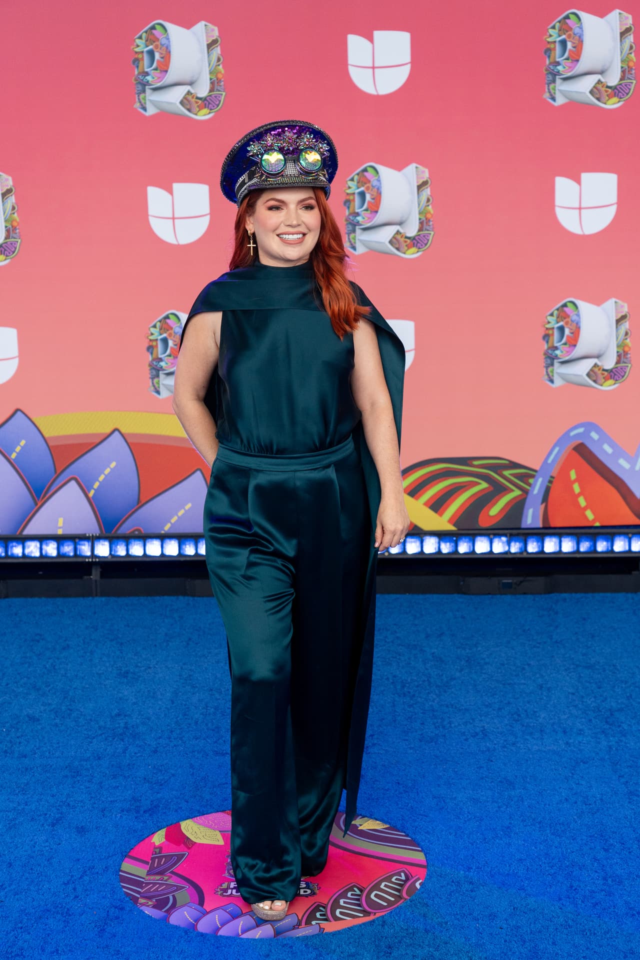 <b>Regina Carrot</b> llevó un conjunto azul con un sombrero a juego.