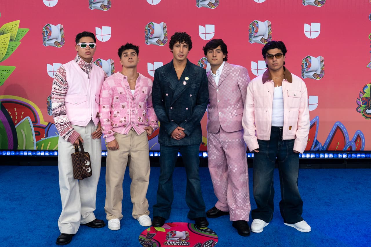 Los chicos de
<b>DND</b> se presentaron a la alfombra azul de Premios Juventud 2025.