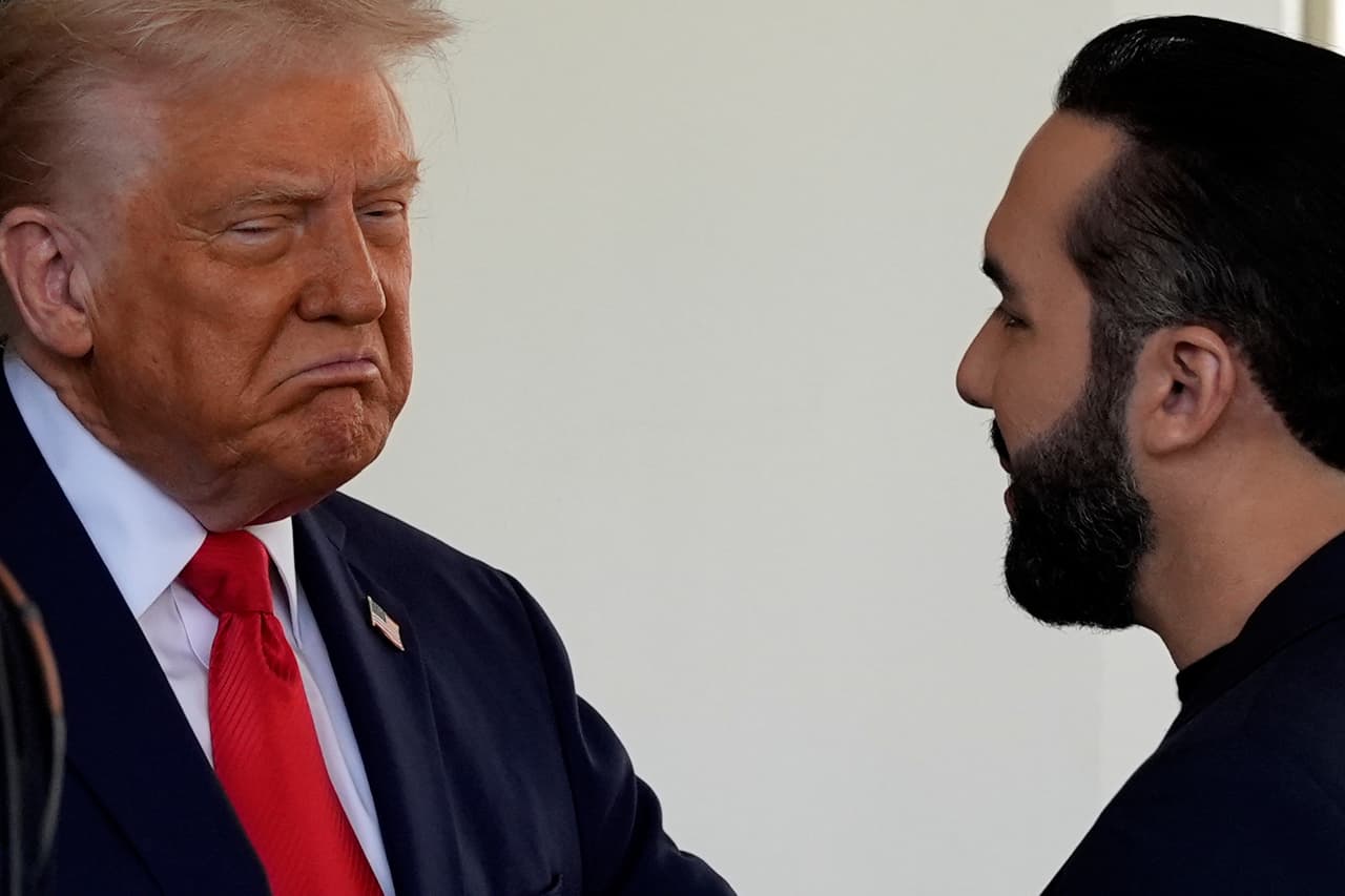 El presidente Donald Trump saluda al presidente de El Salvador, Nayib Bukele, a su llegada al Ala Oeste de la Casa Blanca en Washington, 13 de abril de 2025.