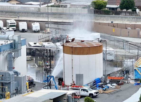 Actualmente, drones vuelan el área para monitorear la temperatura del tanque, y cuadrillas de auxilio trabajan en bajar la temperatura del mismo.