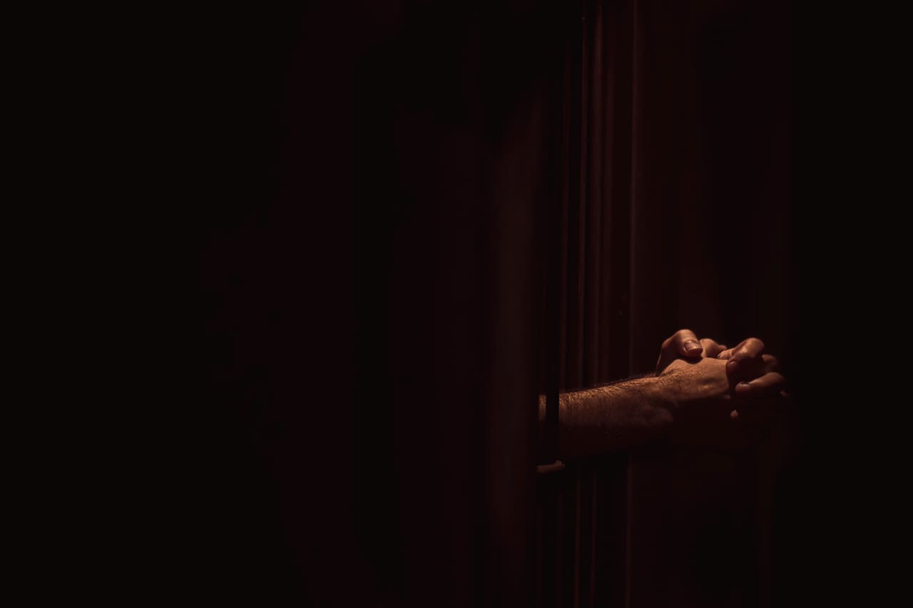 “Uno de los detenidos asestó el primer golpe en el cuello de la víctima que provocó una hemorragia y
<a href="https://massanews.com/noticia/parana/cruzeiro-do-oeste/detento-e-encontrado-morto-com-penis-decepado-e-coracao-arrancado-no-parana/" target="_blank">se dio cuenta de que posiblemente lo había matado.</a> Posteriormente, lo acostó en una cama y
<b>comenzó a hacer unos cortes para extraer el corazón y también le quitó el pene, colocándolo en la boca de la víctima”</b>, le explicó a Massa News el delegado Izaías Cordeiro de Lima, responsable de la investigación del caso.
<br>