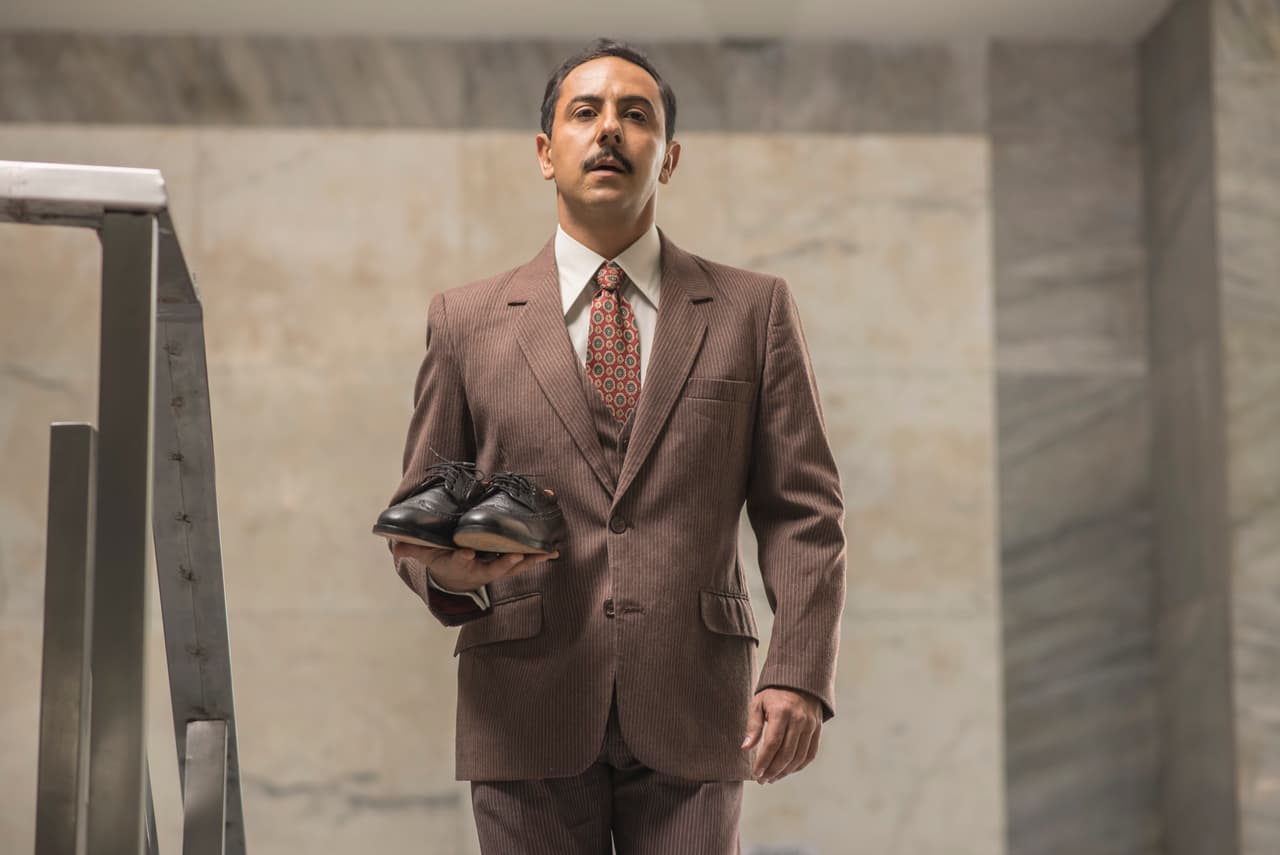 <a href="http://www.univision.com/series/el-chapo/humberto-busto-es-don-sol-en-el-chapo"><b>Humberto Busto encarna a 'Conrado Sol'</b></a>, mejor conocido como 'Don Sol'.