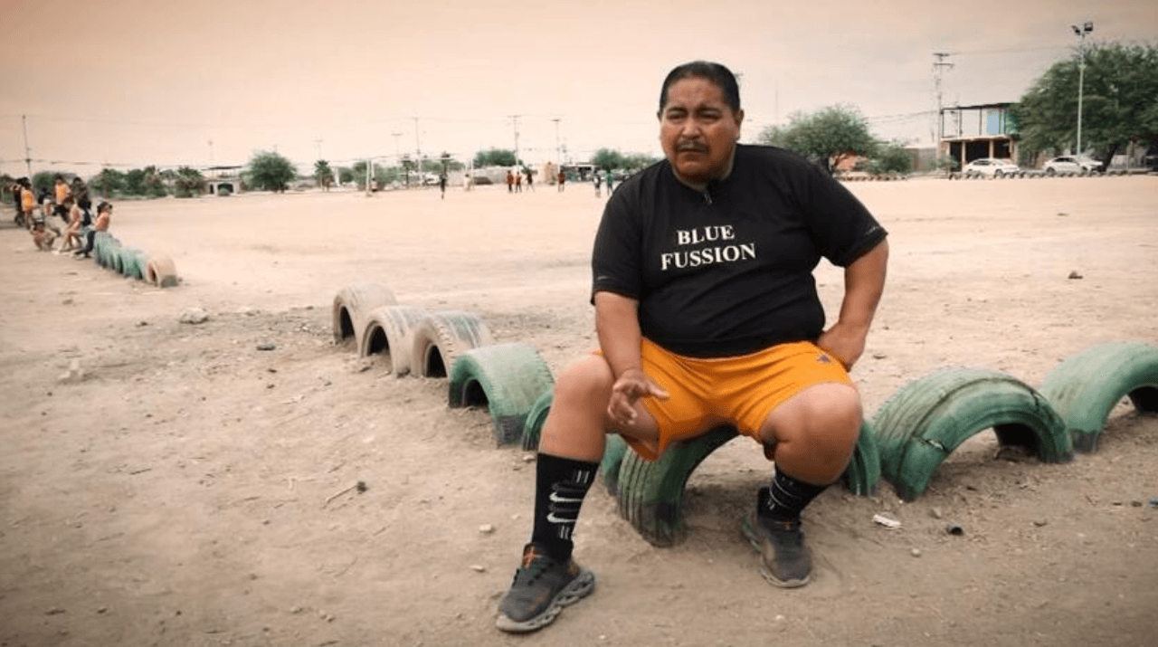 Hombre con pasado en el crimen organizado ahora entrena a un equipo infantil de futbol en México