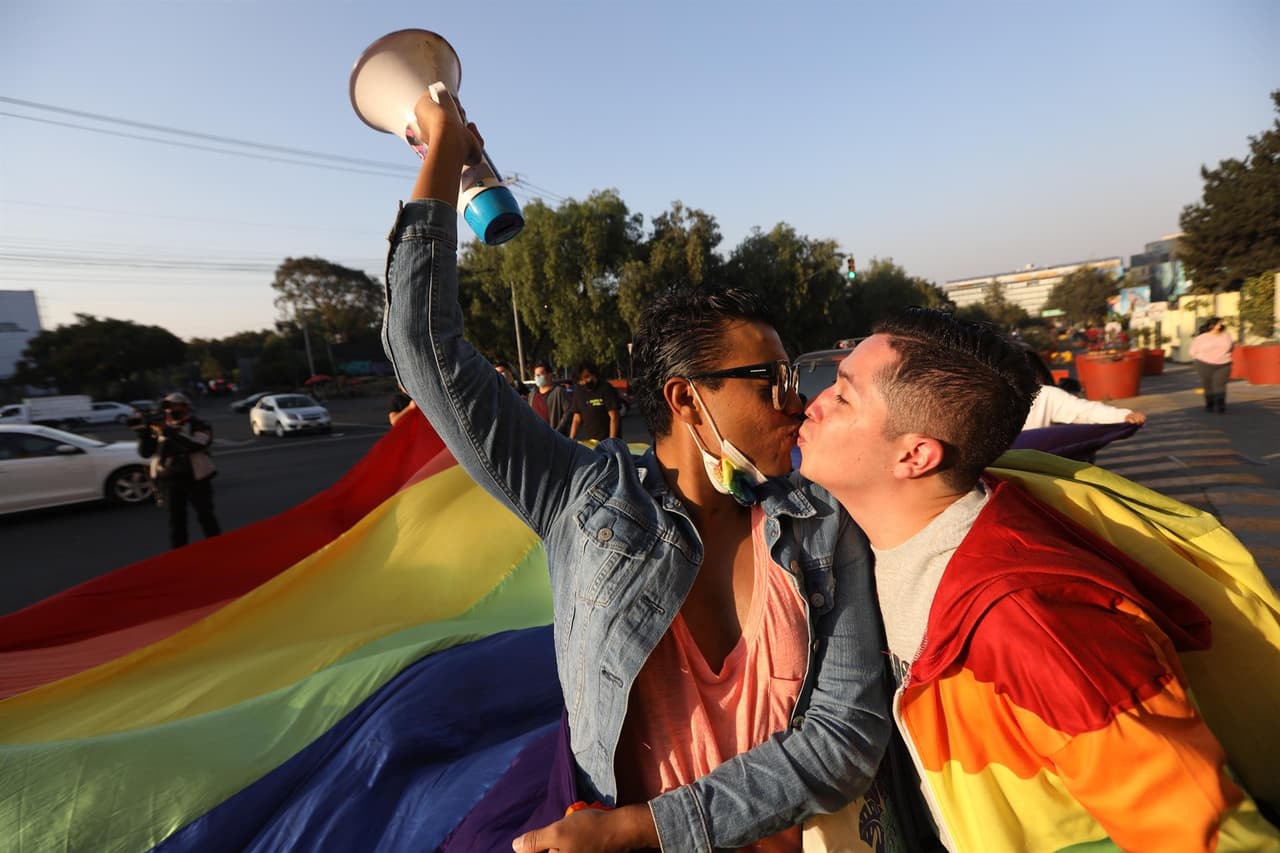 Varias decenas de personas se reunierón para un 'besotón' y una protesta
<b>en la entrada del parque de atracciones Six Flags de Ciudad de México</b> en contra de la discriminación a personas de la comunidad LGBT.