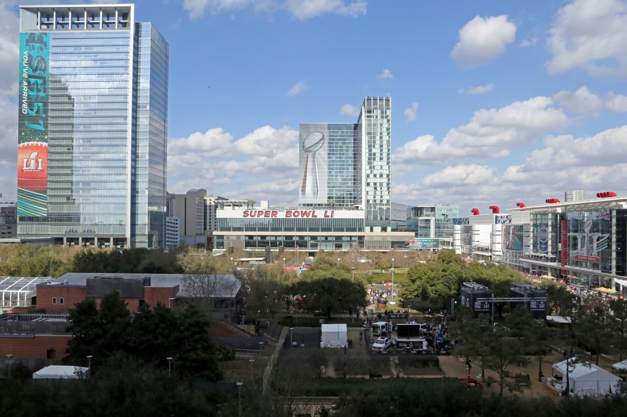 12.-
<b>Houston</b>: La ciudad presenta uno de los resultados más comprometidos del ranking en materia de seguridad, con una puntuación total de 41.01. Su situación más crítica se observa en el riesgo de desastres naturales, categoría en la que ocupa el puesto 182, reflejando una alta exposición frente a posibles eventos adversos. Además, registra posiciones bajas en seguridad del hogar y la comunidad (165) y seguridad financiera (157), lo que evidencia desafíos tanto en la protección del entorno cotidiano como en la estabilidad económica. En conjunto, sus indicadores muestran una vulnerabilidad amplia en las tres dimensiones analizadas.