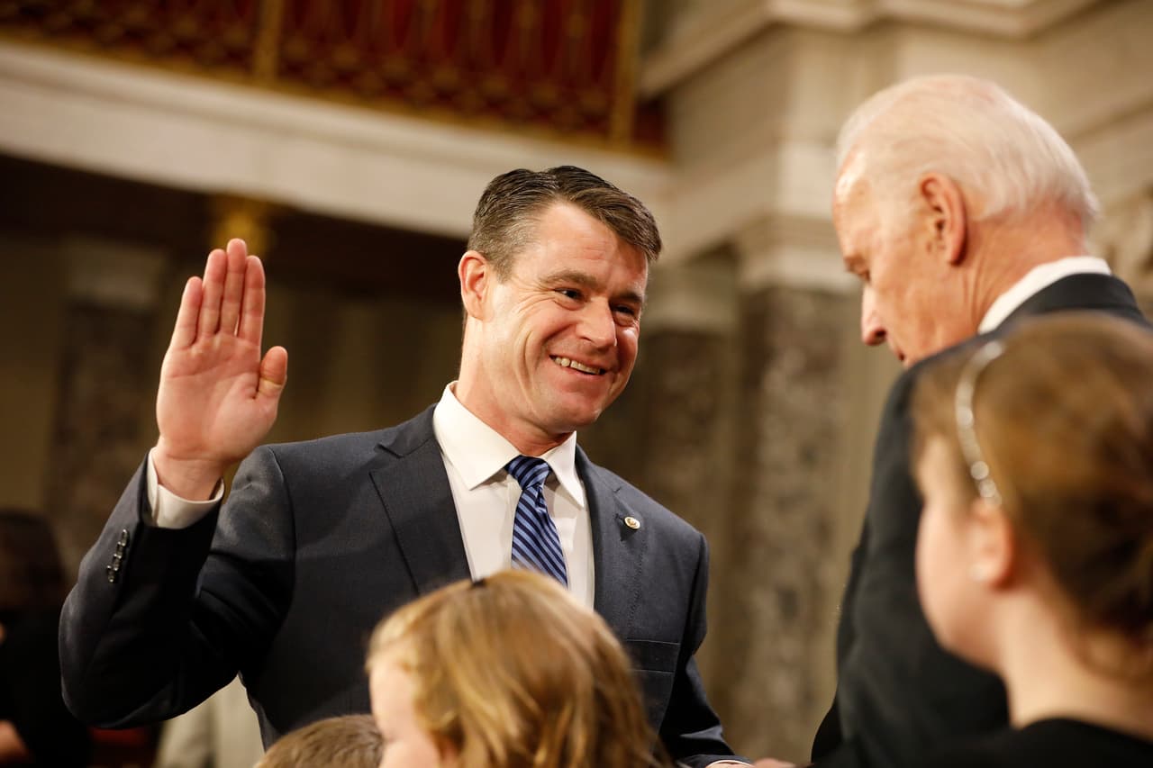 <b><a href="https://www.young.senate.gov/">Young, Todd Christopher, por Indiana</a></b>: 48,600 dólares.