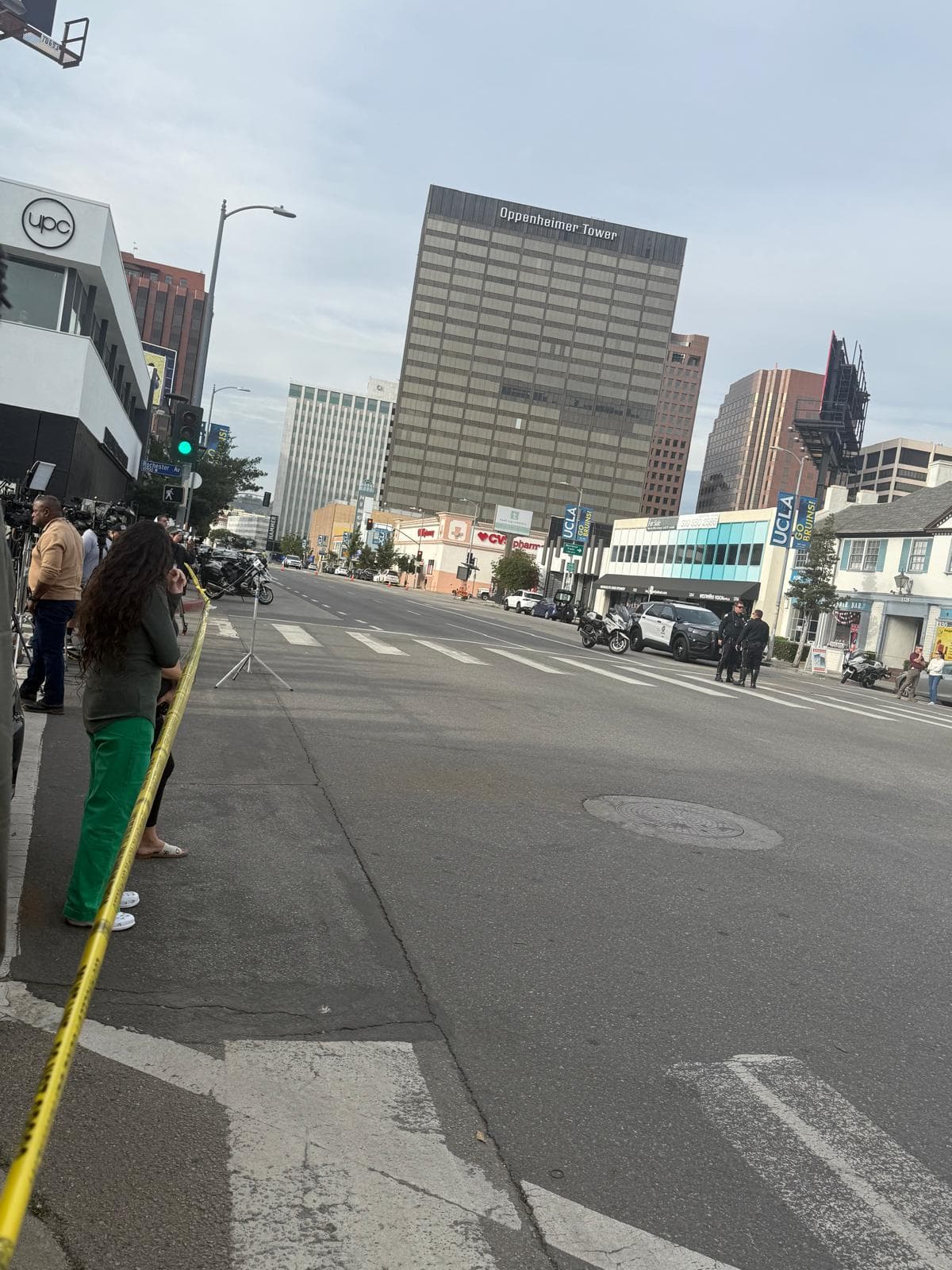 La tienda afectada se encuentra a kilómetro y medio del campus de la Universidad de California en Los Ángeles.