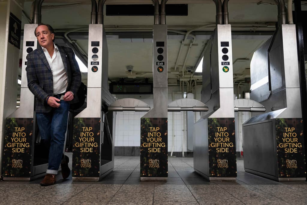 La investigación comenzó tras la denuncia de un usuario que alertó sobre cobros en efectivo para abrir accesos del metro.
<br>
